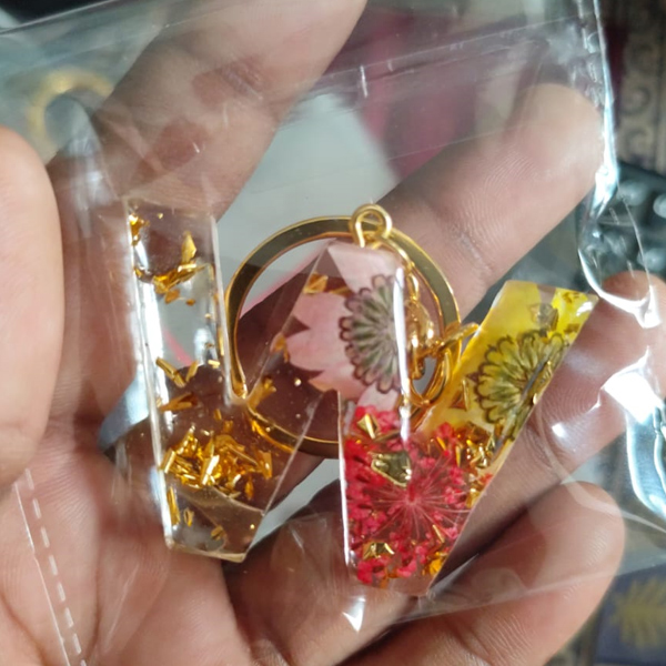 Handmade Resin Letter W Keychain – Dried Flower & Gold Flakes – Personalized Alphabet Key Ring