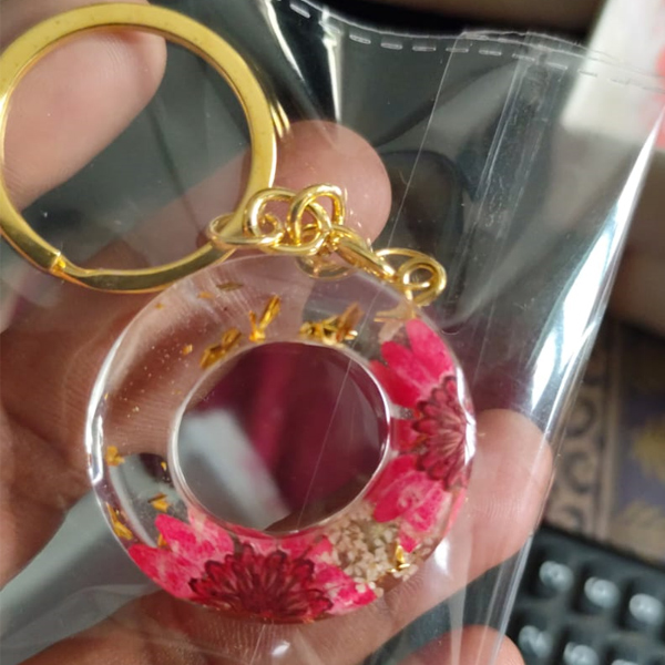 Handmade Resin Alphabet Keychain – Letter O with Pink Dried Flowers and Gold Foil