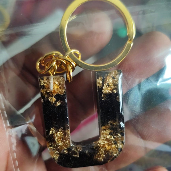 Luxury Resin Letter U Keychain – Black & Gold Flakes – Personalized Alphabet Key Ring